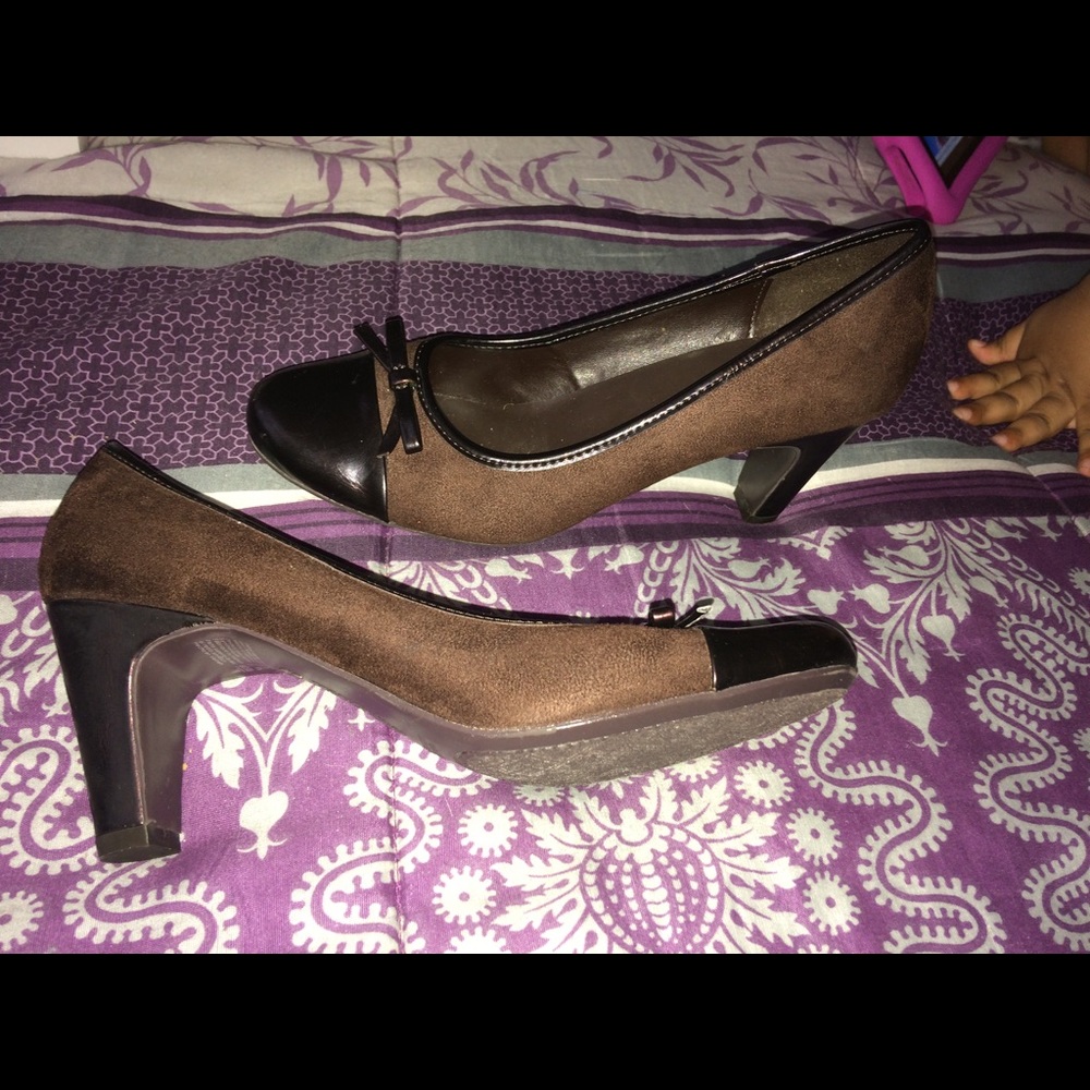 Brown suede heels !